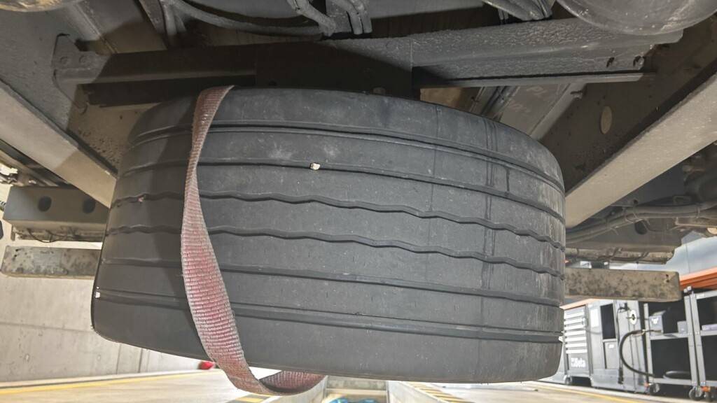 Das Rad drohte herunterzufallen. Die Schaffhauser Polizei legte einen Lastwagen mit Anhänger still.