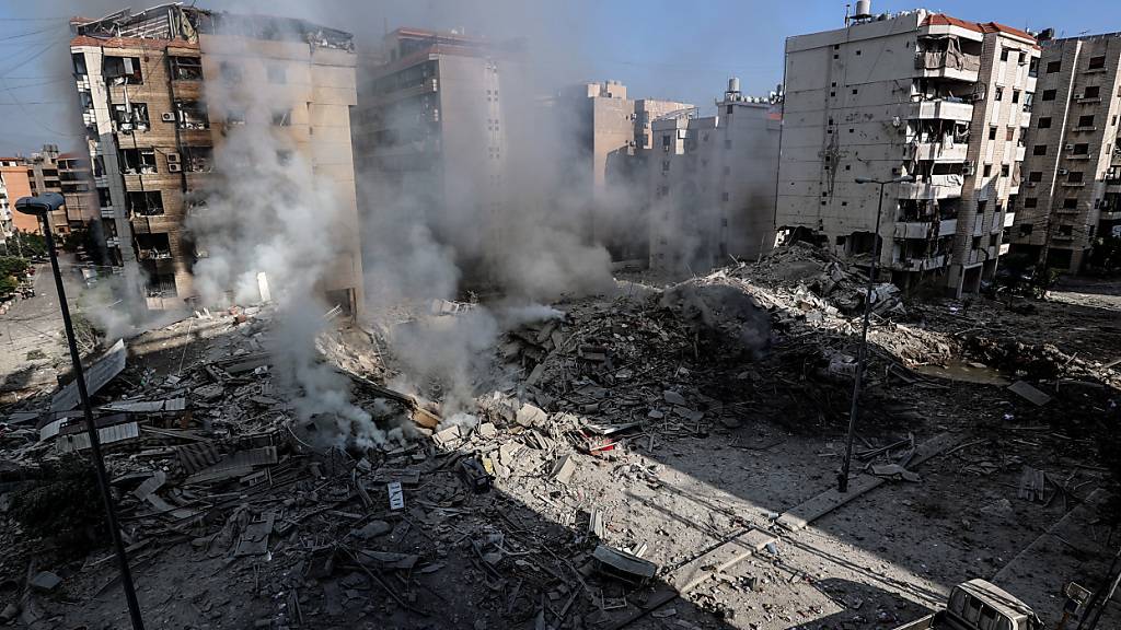 Rauchschwaden von zerstörten Gebäuden, die von israelischen Luftangriffen getroffen wurden, in einer Straße in einem südlichen Vorort von Beirut. Foto: Stringer/dpa