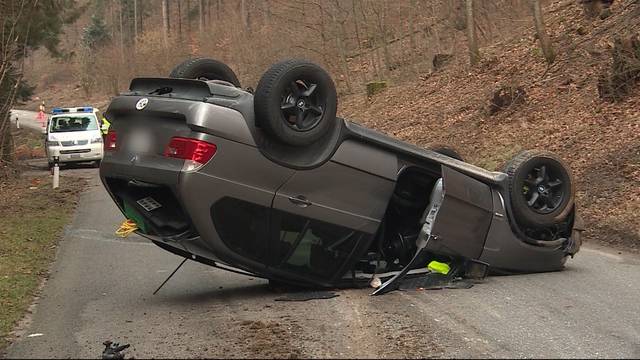 Auto bei Selbstunfall überschlagen