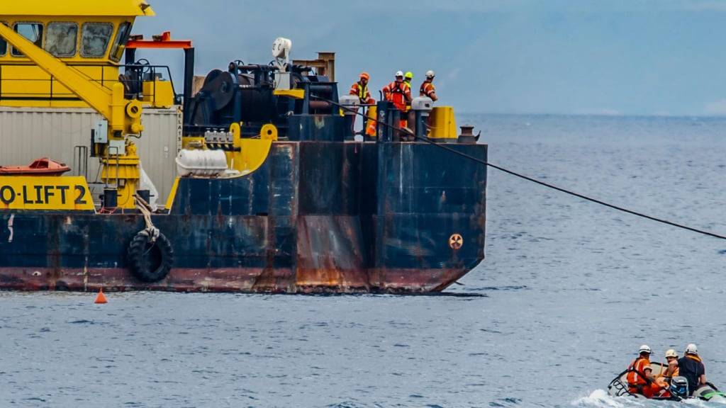 ARCHIV - Der schwimmende Mehrzweck-Arbeitskahn Hebo Lift ist am Ort des Schiffbruchs der Superjacht Bayesian vor der Insel Sizilien im Einsatz. Foto: Salvatore Cavalli/AP/dpa