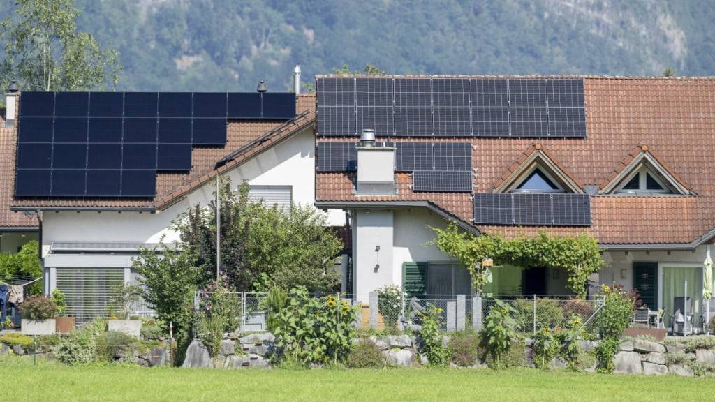 Zwei Einfamilienhäuser haben in Seedorf UR eine Photovoltaikanlage auf dem Hausdach montiert. (Archivbild)