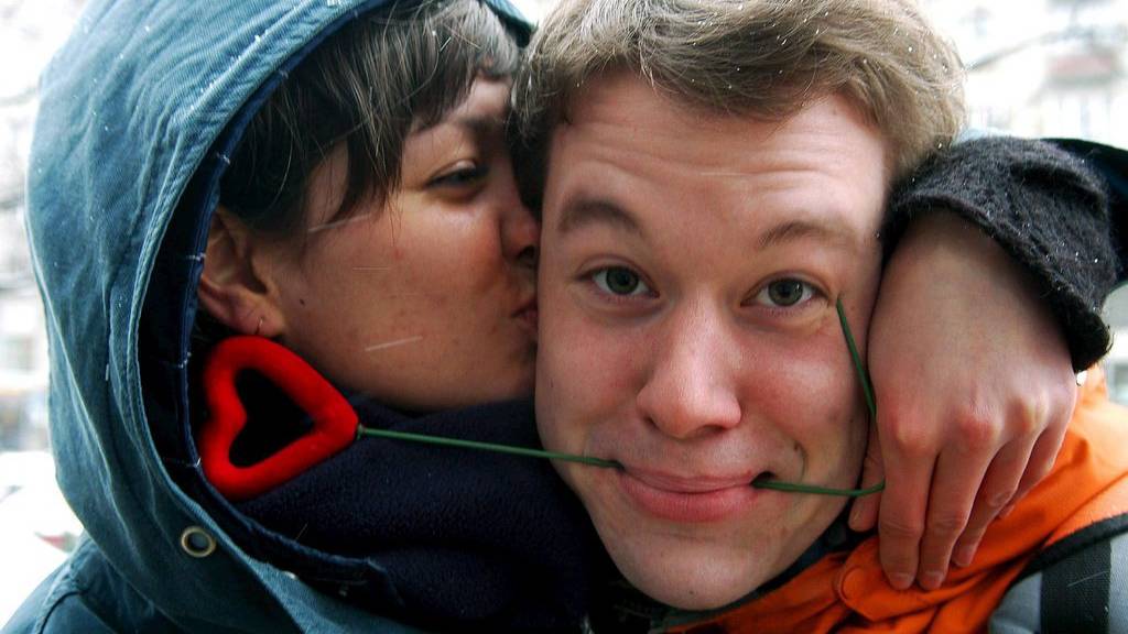 A young woman kisses her boyfriend on the street of Warsaw, on Saturday, 11 February 2006, ahead of Valentine's day celebrated on 14 February.  (KEYSTONE/EPA/Andrzej Rybczynski) POLAND OUT