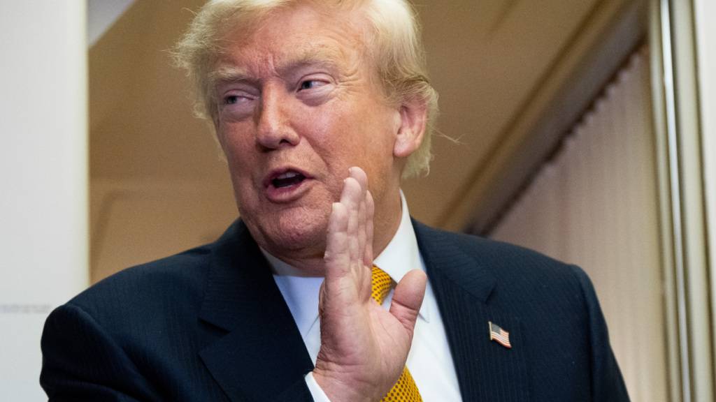 ARCHIV - Präsident Donald Trump spricht nach der Landung auf dem Stützpunkt der US-Luftwaffe bei der RAF Mildenhall an Bord der Air Force One mit Reportern. Foto: Alex Brandon/AP photo/dpa