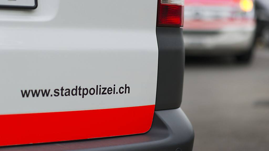 Auf dem Weg zu einem möglichen Einbruch ist am Mittwochabend in Zürich ein Polizeiauto mit einem Personenwagen kollidiert. (Symbolbild)