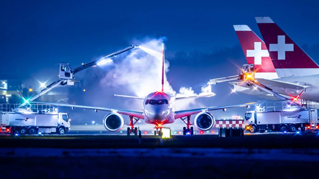 Die Deicing-Teams befreien die Tragflächen der Flugzeuge am Flughafen Zürich von Schnee und Eis.