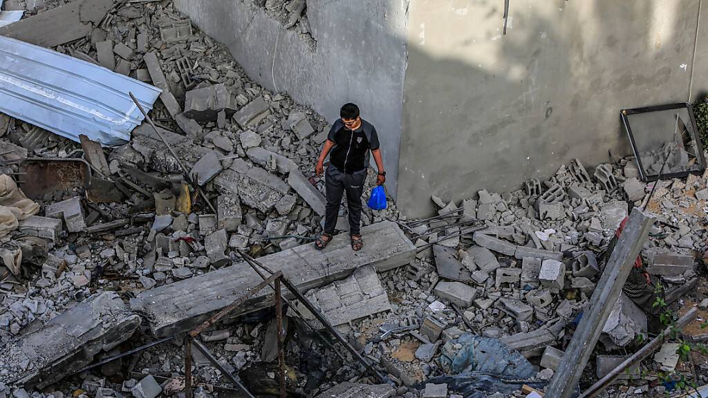 Ein Palästinenser untersucht ein Haus, das durch einen israelischen Luftangriff zerstört wurde, wobei mehrere Menschen getötet und verletzt wurden. Foto: Abed Rahim Khatib/dpa