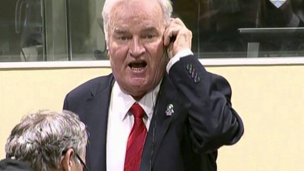 Uneinsichtig: Der bosnisch-serbische Kriegsverbrecher Ratko Mladic unterbricht den Richter in Den Haag während der Urteilsverkündung.