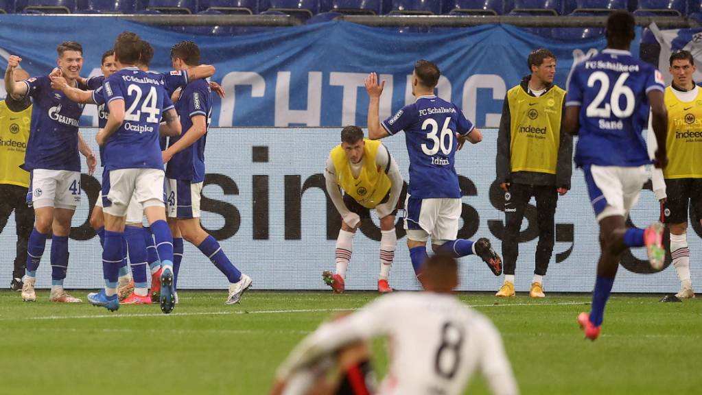 Frankfurt strauchelt beim Absteiger: Hinten jubeln die Schalker, vorne sitzt Djibril Sow am.