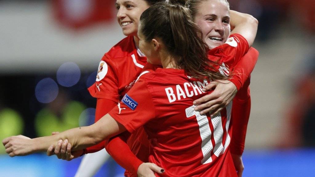 Siegesjubel: Ana-Maria Crnogorcevic (v. r.) feiert mit Ramona Bachmann und Fabienne Humm ihr Tor zum 4:0 gegen Tschechien