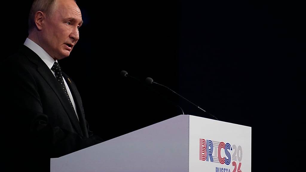 Wladimir Putin (r), Präsident von Russland, nimmt an einer offiziellen Begrüßungszeremonie für die Delegationsleiter auf dem BRICS-Gipfel teil. Foto: Alexander Zemlianichenko/Pool AP/dpa