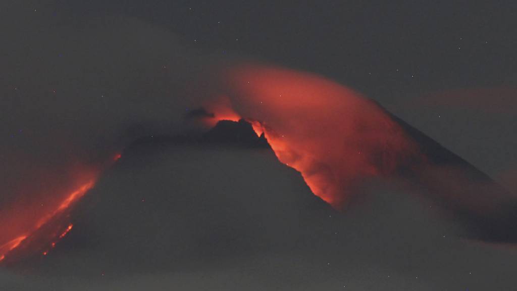 Eine Mischung aus Lava, Gas und Asche läuft an der Seite des Vulkans Merapi in Indonesien herunter. Hunderte Menschen sind auf der Flucht.