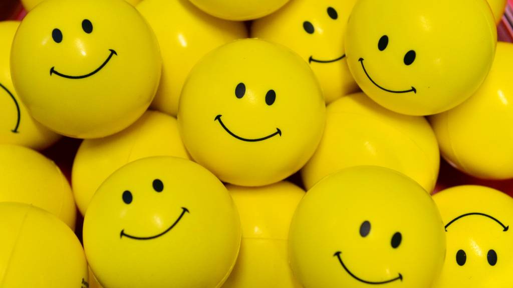 ARCHIV - Gelbe Kunststoffbälle mit aufgedruckten Smileys. Foto: Martin Schutt/dpa-Zentralbild/dpa