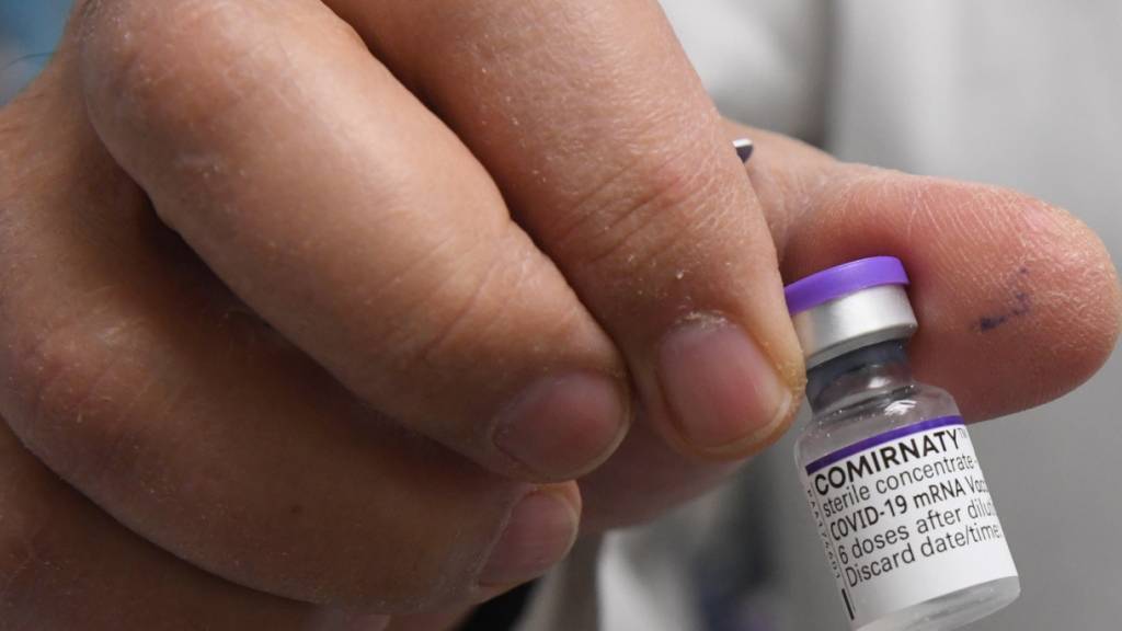 Ein dritte Dosis des Impfstoffs von Pfizer Biontech wird für die Verimpfung vorbereitet. (Themenbild)