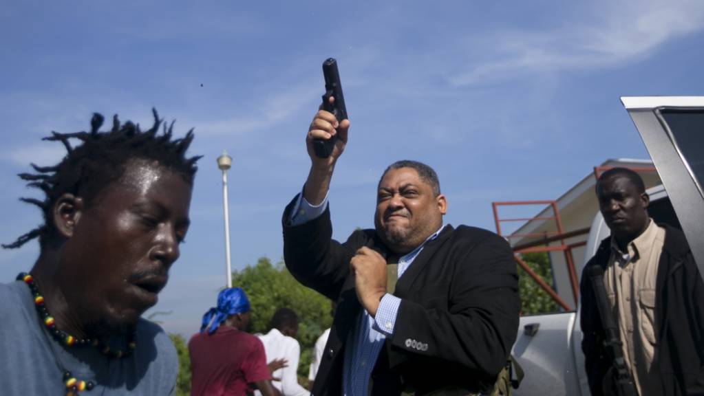 In Haiti schiesst am Montag ein Senator vor dem Parlament um sich - die Regierungskrise verschärft sich immer mehr.