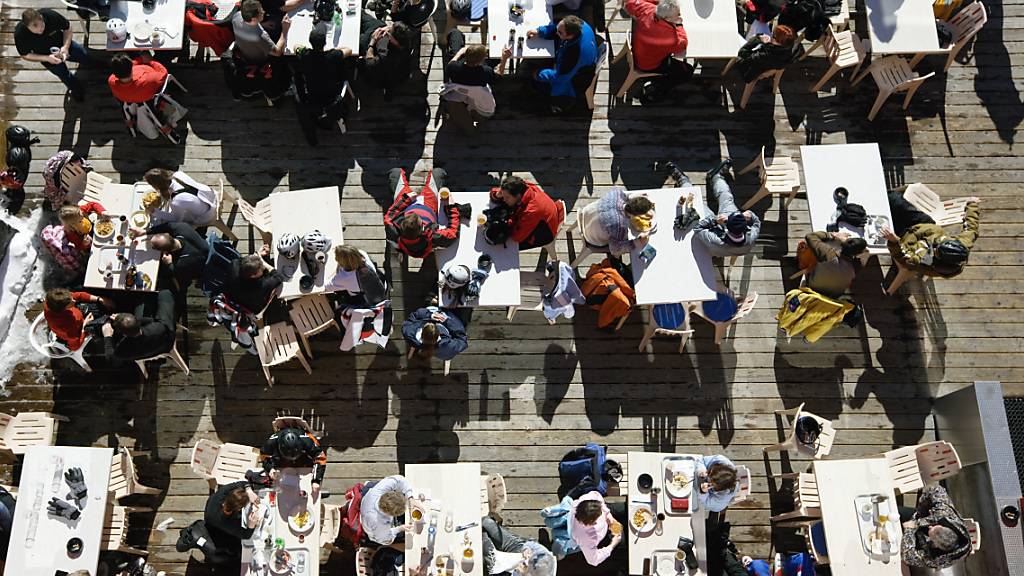 Gäste sitzen auf der Terrasse eines Bergrestaurants in Graubünden. Den Tourismusangestellten sind die Arbeitsbedingungen wichtiger als der Lohn.