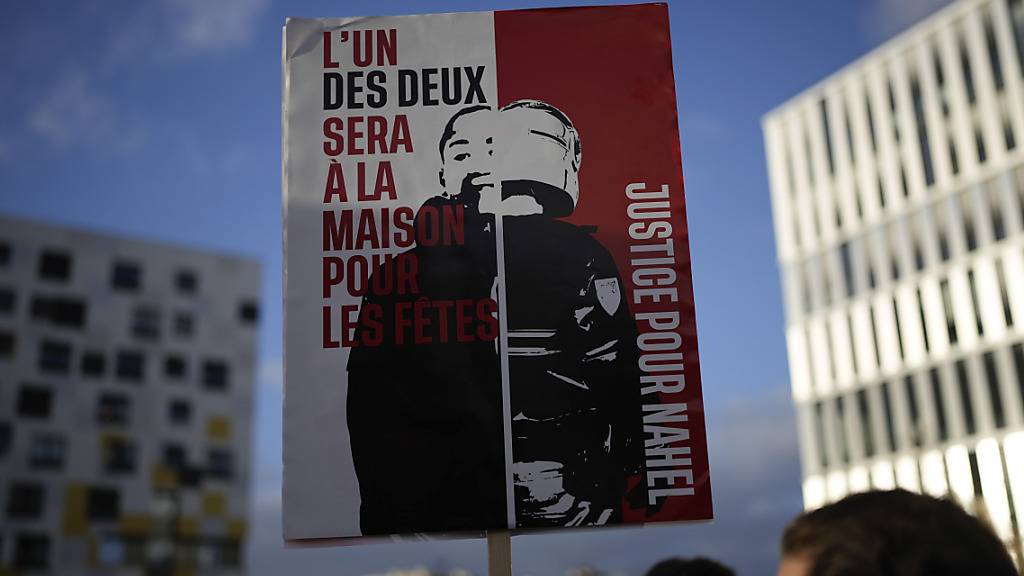 Hunderte Menschen haben sich in Frankreich zum Protest versammelt und forderten «Gerechtigkeit für Nahel». Foto: Lewis Joly/AP/dpa