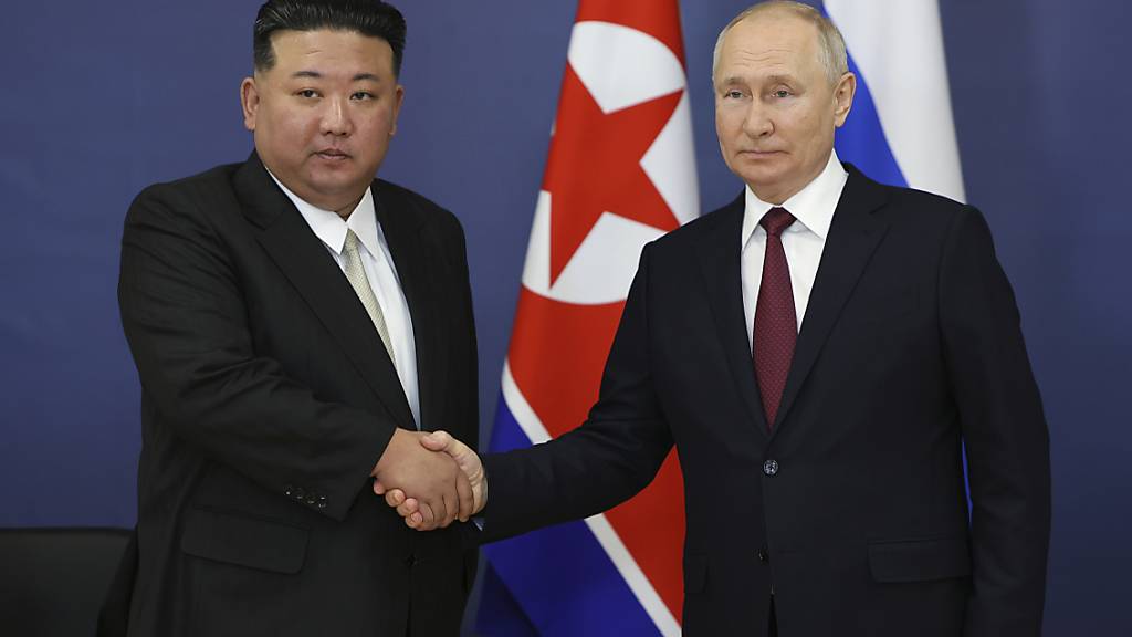 Nordkoreas Staatschef Kim Jong-un spricht Russlands Präsident Wladimir Putin Unterstützung und Mut im Krieg gegen die Ukraine zu. Foto: Vladimir Smirnov/Pool Sputnik Kremlin/AP/dpa - ACHTUNG: Nur zur redaktionellen Verwendung und nur mit vollständiger Nennung des vorstehenden Credits