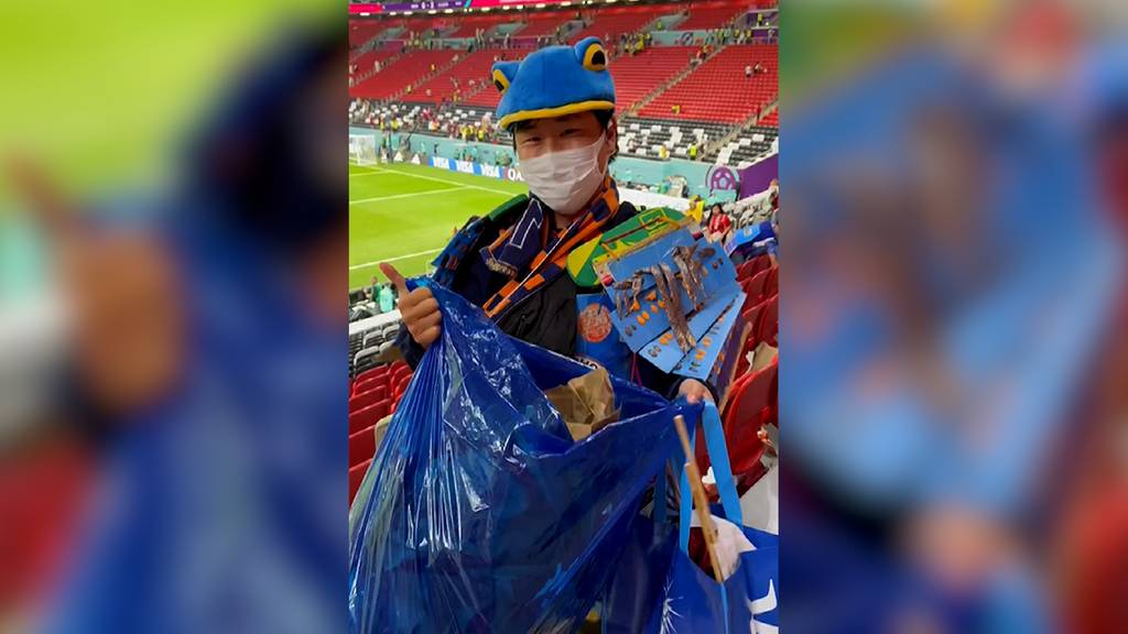 Japanische Fussballfans räumen Müll in WM-Stadion auf