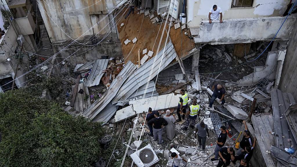 dpatopbilder - Palästinenser inspizieren nach dem Einsatz der israelischen Armee ein beschädigtes Gebäude. Foto: Majdi Mohammed/AP