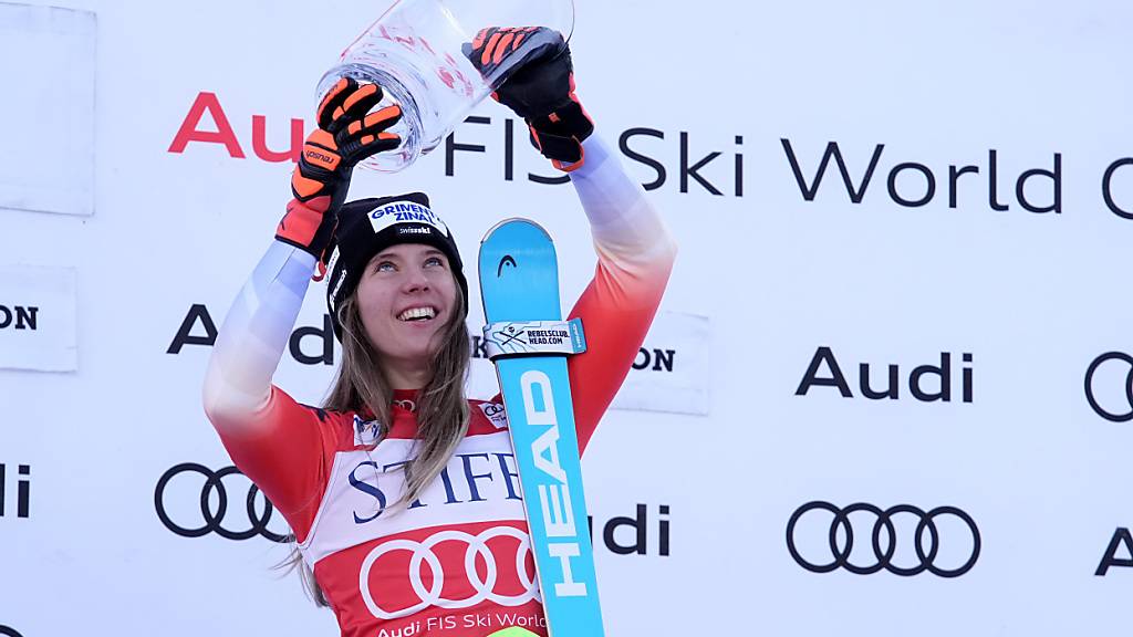 Camille Rast mit der Trophäe für ihren ersten Weltcup-Sieg