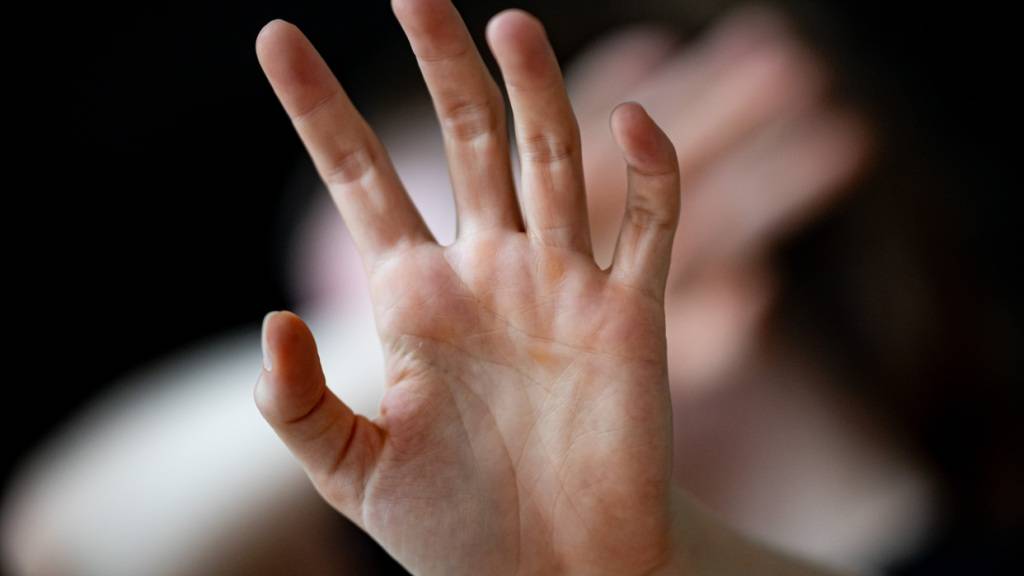 Polizeigewalt gegen «Mohamed» wird laut einer Studie als weniger schlimm beurteilt als Polizeigewalt gegen «Thomas». (Symbolbild)