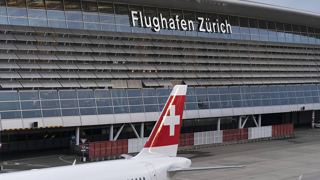 Am Zürcher Flughafen sind im Juli im Vergleich mit dem Vorjahr erneut deutlich mehr Fluggäste verkehrt. Zum Vor-Corona-Niveau nimmt der Rückstand weiter ab.(Symbolbild)