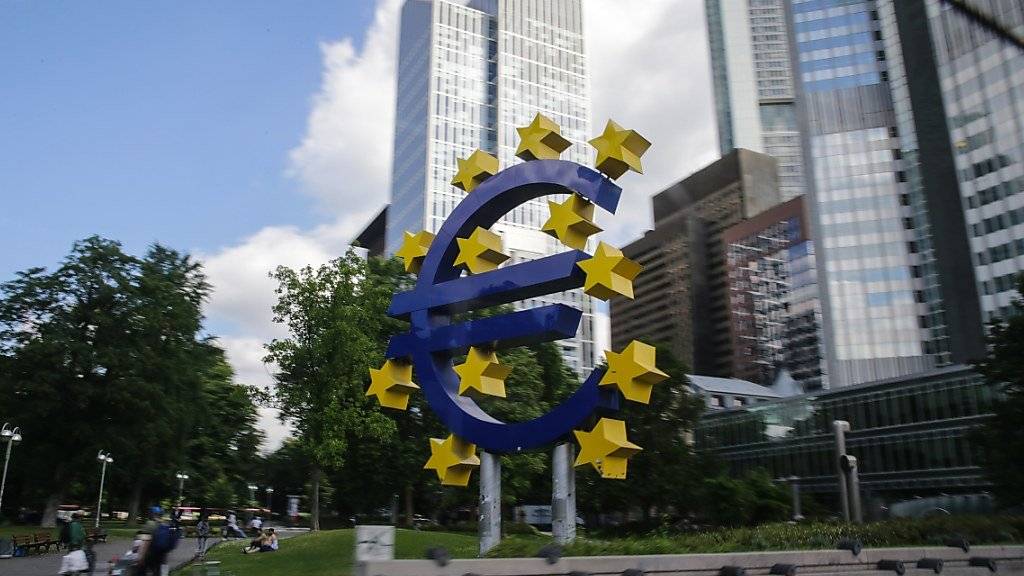 Euroskulptur vor dem alten Hauptsitz der Europäischen Zentralbank (EZB) in Frankfurt am Main. (Symbolbild)
