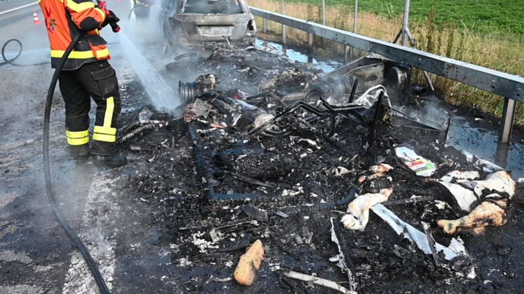 Der Wohnwagen brannte komplett nieder.