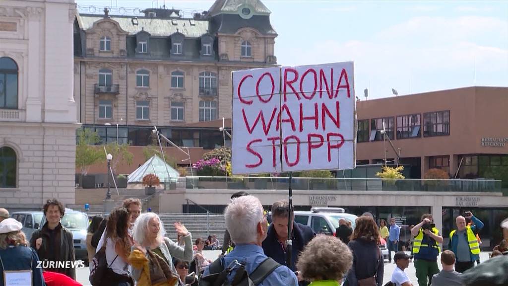 Corona-Proteste ziehen Kritiker, Leugner und Verschwörungstheoretiker an