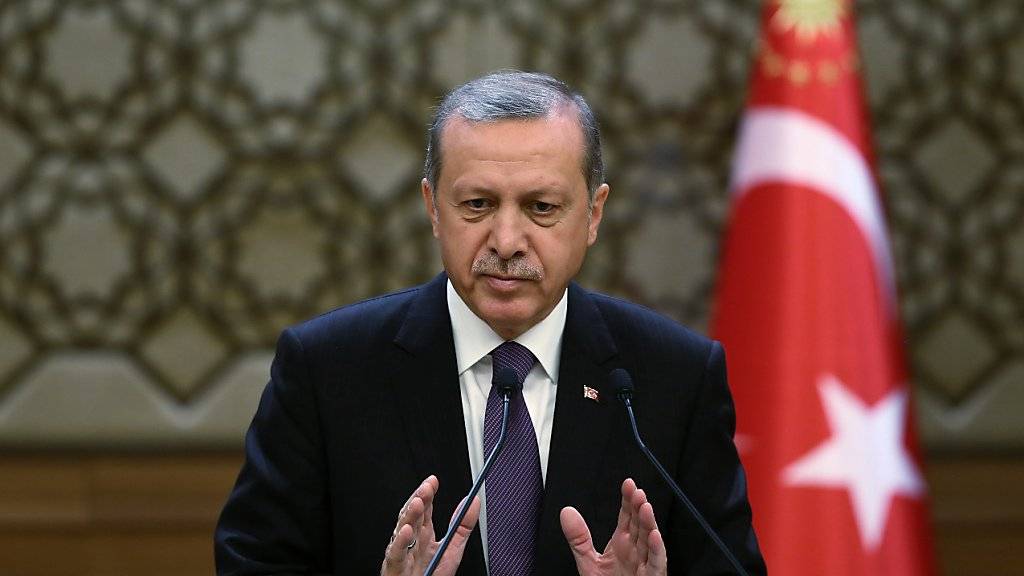 Der türkische Präsident Recep Tayyip Erdogan bei einer Rede vor Beamten in Ankara. Die EU-Kommission hat Medienberichten zufolge die Verlangsamung des politischen Reformprozesses in der Türkei kritisiert.