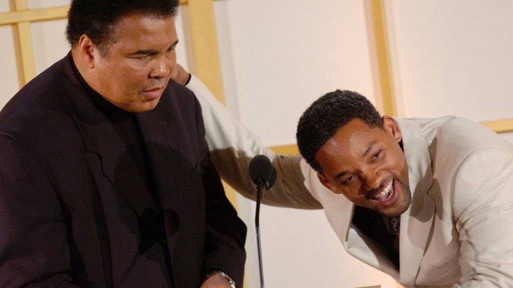 Freunde fürs Leben: Schauspieler Will Smith (rechts) hat den verstorbenen Boxer Muhammad Ali (links) gespielt und wird ihn nun zu Grabe tragen. (Archiv)