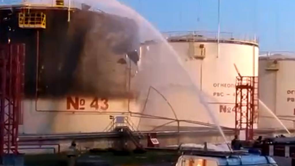 ARCHIV - Feuerwehrleute sind an einer Ölraffinerie in der Region Krasnodar im Einsatz. Foto: ---/AP/dpa - ACHTUNG: Nur zur redaktionellen Verwendung und nur mit vollständiger Nennung des vorstehenden Credits