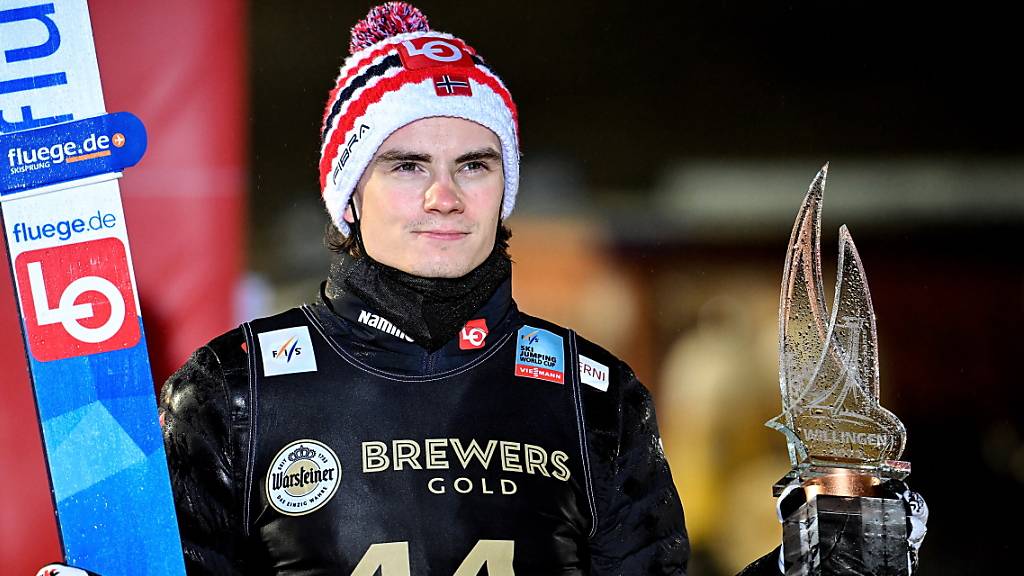 Der Olympiasieger Marius Lindvik, hier mit dem Siegerpokal von Willingen, stand auch in Oslo zuoberst auf dem Podest.