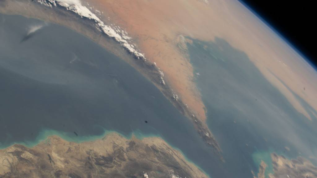 HANDOUT - Die von der Nasa erstellte Satellitenaufnahme zeigt die Straße von Hormus, die den Golf von Oman (l) mit dem Persischen Golf (r) verbindet. Foto: -/Nasa/dpa - ACHTUNG: Nur zur redaktionellen Verwendung und nur mit vollständiger Nennung des vorstehenden Credits