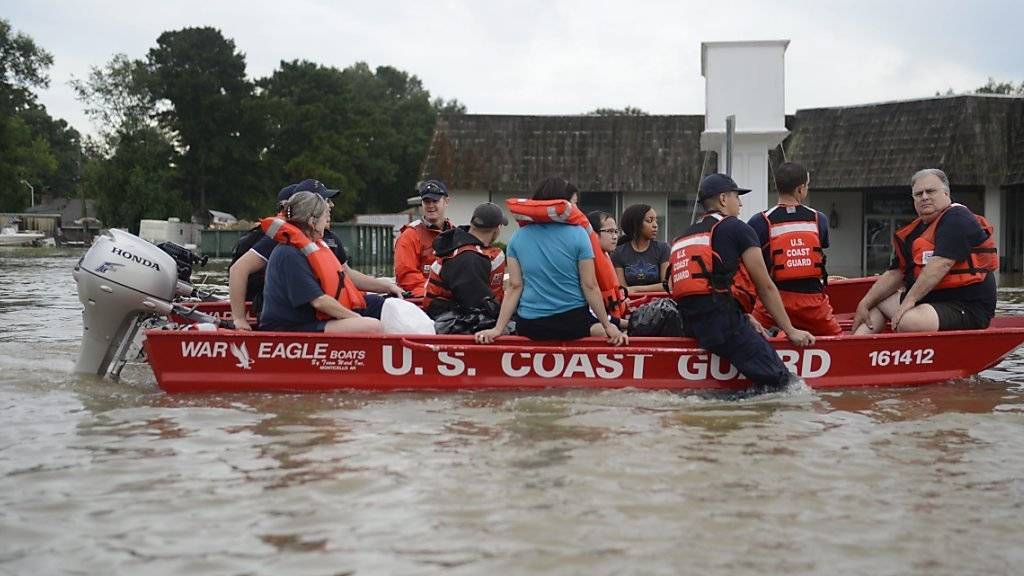 Die Küstenwache bringt in Baton Rouge Menschen vor den Überschwemmungen in Sicherheit - Unterkünfte für die Flutopfer im US-Bundesstaat Louisiana fehlen allerdings.