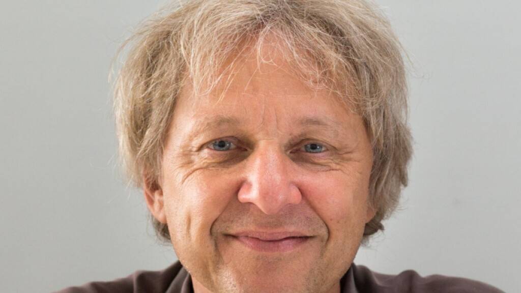Der Berner Autor Samuel Mumenthaler hat bereits mehrere Bücher über Schweizer Popmusik verfasst. «Beat Pop Protest» etwa erzählt die Entwicklung der Musik und Jugendkultur von den Halbstarken bis zum Flower Power in der Schweiz.