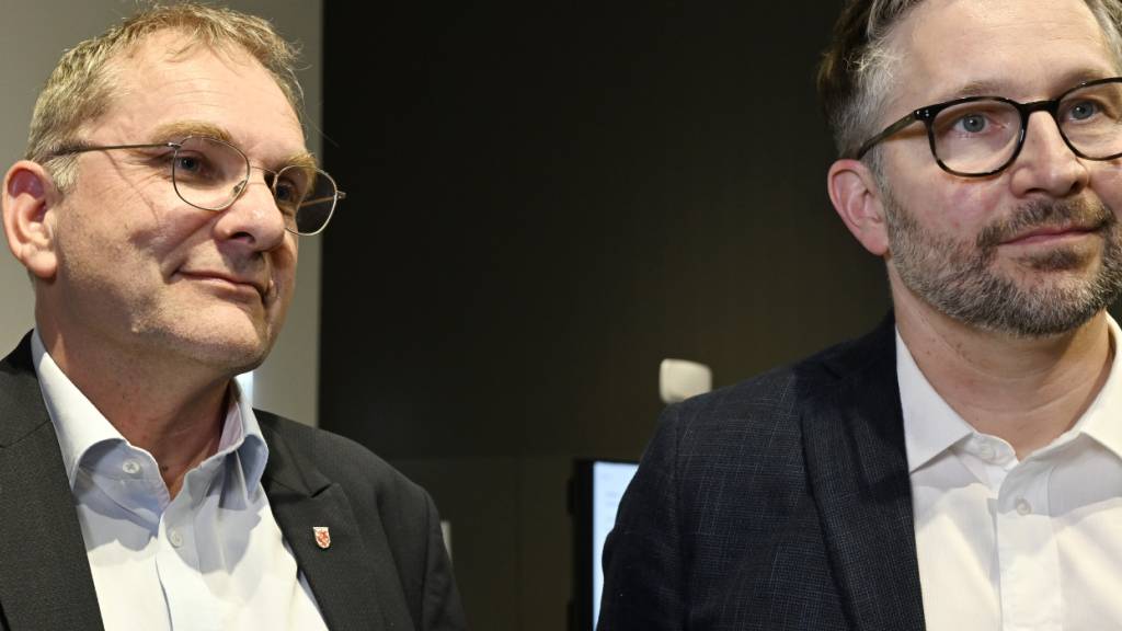 Stefan Fritschi (FDP), links, und Kaspar Bopp (SP) kämpfen am Sonntag um das Winterthurer Stadtpräsidium. Das offene Rennen interessiert die Stimmberechtigten deutlich mehr als die Wahl in Zürich. Dort können die Stimmberechtigten lediglich die Wahl von Raphael Golta (SP) abnicken. (Archivbild)