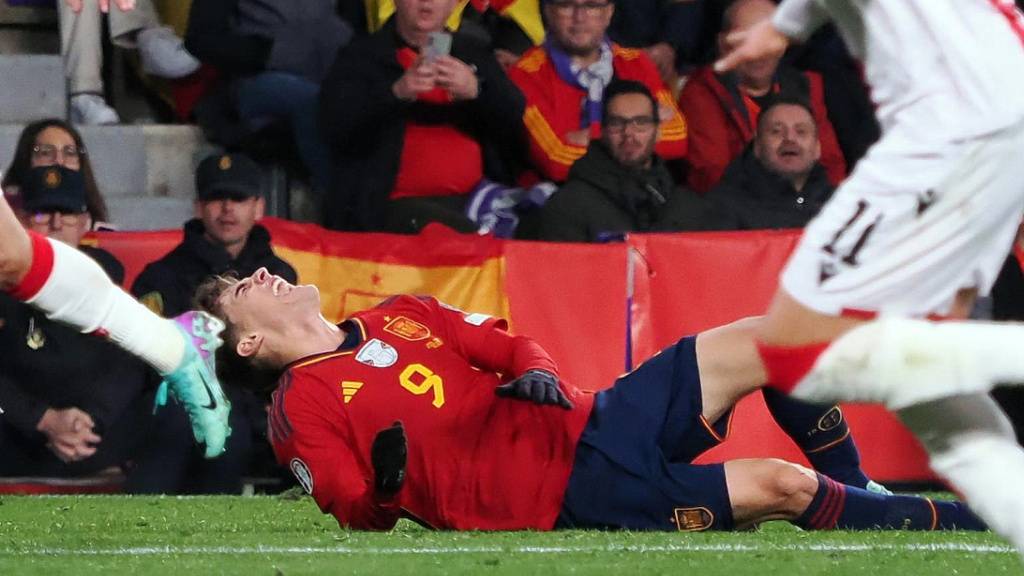 Gavi (9) liegt mit schmerzverzerrtem Gesicht in Valladolid auf dem Rasen