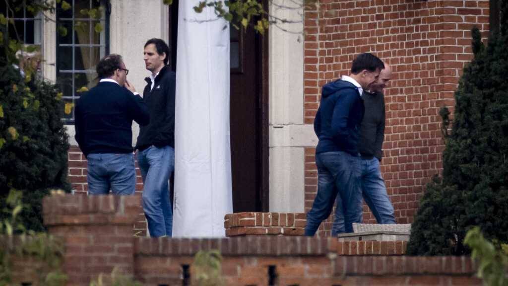 Johan Remkes (l-r), Wouter Koolmees, Wopke Hoekstra (CDA), Mark Rutte (VVD) und Gert-Jan Segers (ChristenUnie). Mehr als sieben Monate nach der Parlamentswahl haben die Niederlande noch immer keine neue Regierung. Damit sind dies die längsten Koalitionsverhandlungen der Geschichte des Landes. Foto: Remko De Waal/ANP/dpa