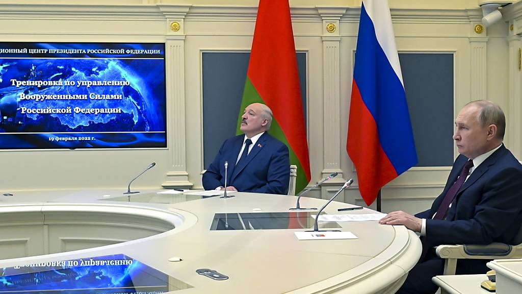 Wladimir Putin (r), Präsident von Russland, und Alexander Lukaschenko, Präsident von Belarus, verfolgen per Videokonferenz militärische Übungen. Foto: Alexei Nikolsky/Pool Sputnik Kremlin/AP/dpa