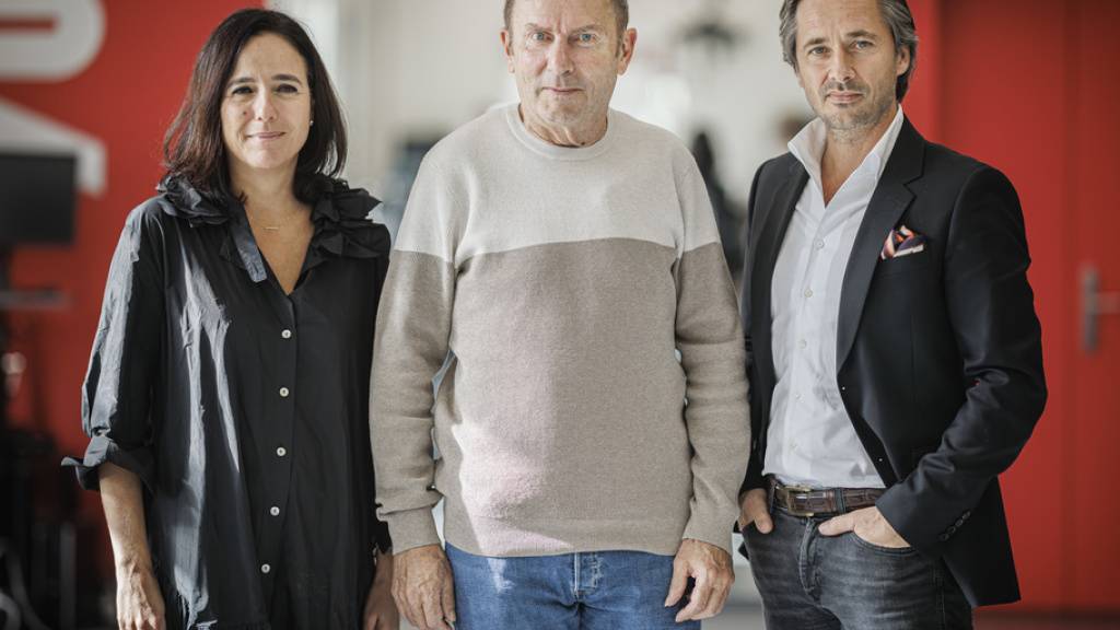 Der Parkinson-Patient Marc (in der Mitte) mit den beiden Neurowissenschaftlern Jocelyne Bloch und Grégoire Courtine. Bei Marc liessen die Gehbehinderungen schnell nach, nachdem ihm die Neuroprothese implantiert wurde.