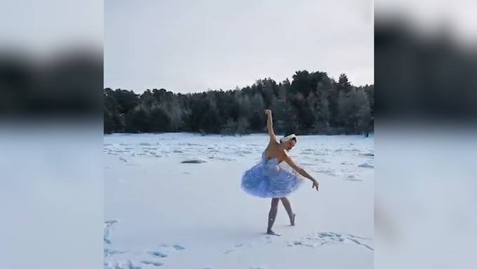 Aus Protest: Ballerina tanzt Schwanensee in Eis und Schnee