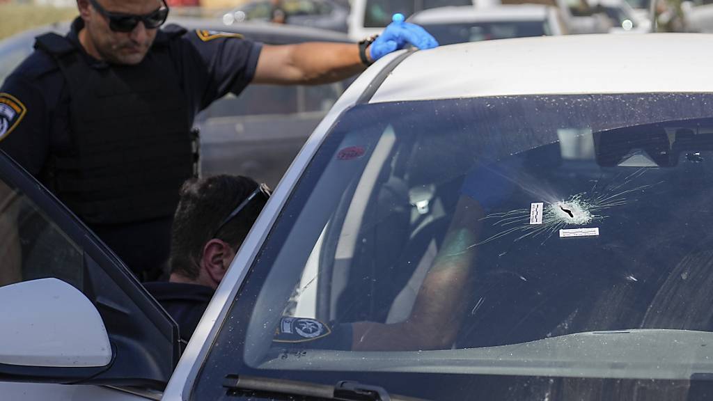 Israelische Sicherheitskräfte inspizieren den Tatort eines Angriffs in der Nähe der jüdischen Siedlung Tekoa südlich der Stadt Betlehem im Westjordanland. Foto: Ohad Zwigenberg/AP/dpa