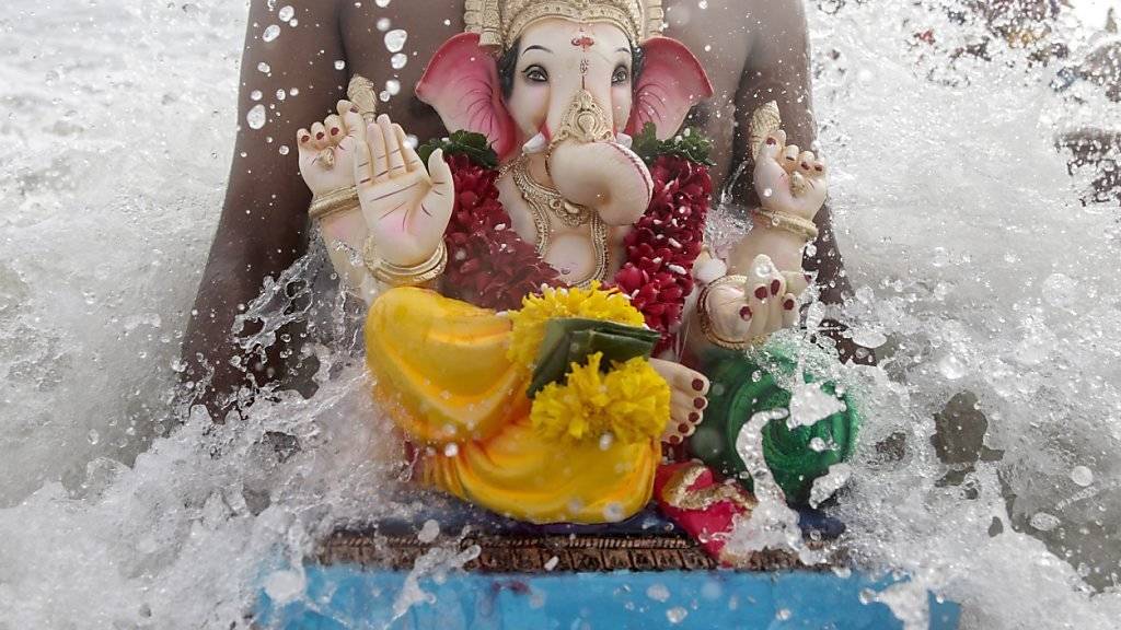 Mit dem Versenken von Ganesha-Statuen im Meer ist im indischen Mumbai ein Fest zu Ehren der elefantenköpfigen Gottheit zu Ende gegangen.