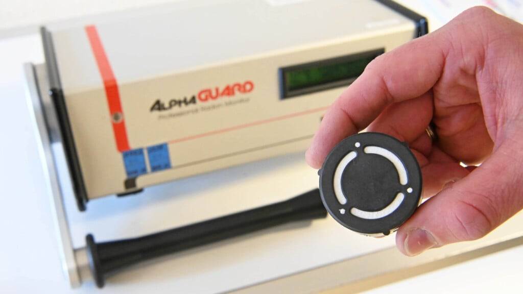 Ein Messgerät zur aktiven Radonmessung. (Symbolbild)