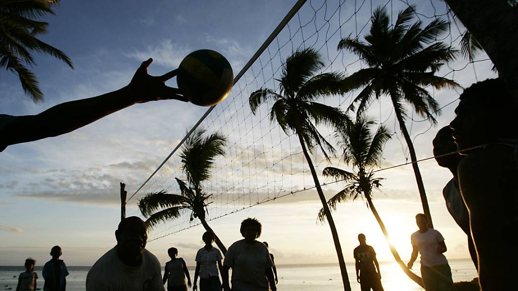 Menschen spielen Volleyball an einem Strand auf dem pazifischen Inselstaat Fidschi in der Region der Hauptstadt Suva. (Archivbild)