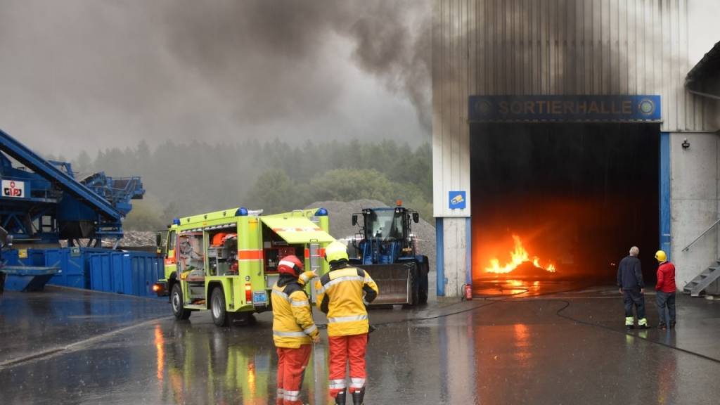 Die Feuerwehr konnte den Sperrgutbrand in der Zernezer Recyclinghalle rasch löschen.