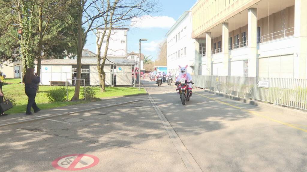 Glückliche Kinder: Osterhasen auf Töff besuchen Kinderspital Aarau