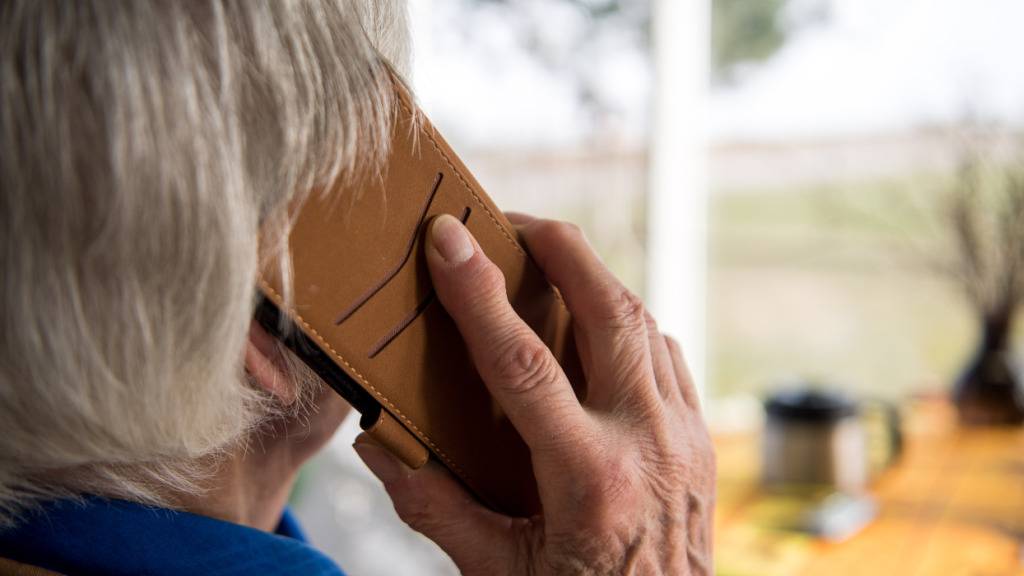 Bei einer Zuger Seniorin haben sich Betrüger per Telefon gemeldet. (Symbolbild)