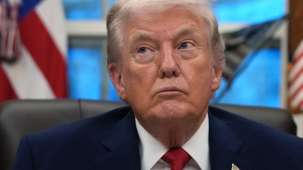 US-Präsident Donald Trump hört während einer Veranstaltung zur Suchtbekämpfung im Oval Office des Weißen Hauses zu. Foto: Allison Robbert/AP/dpa